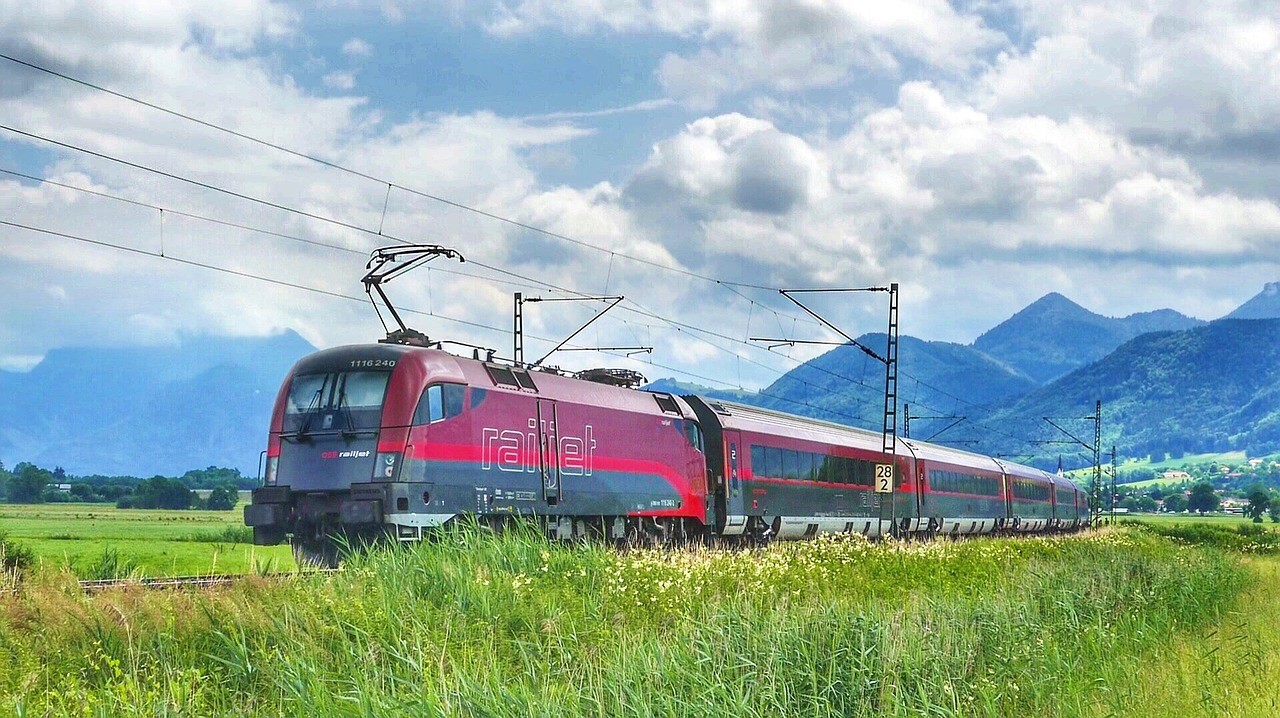 Zug ÖBB Ernst Krenek Reisebuch aus den österreichischen Alpen