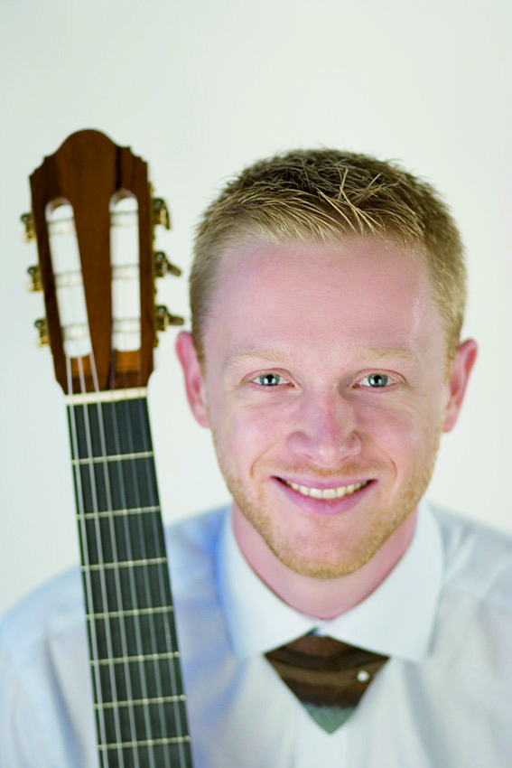 Portrait Armin Egger mit Gitarre, Foto Florian Dalik