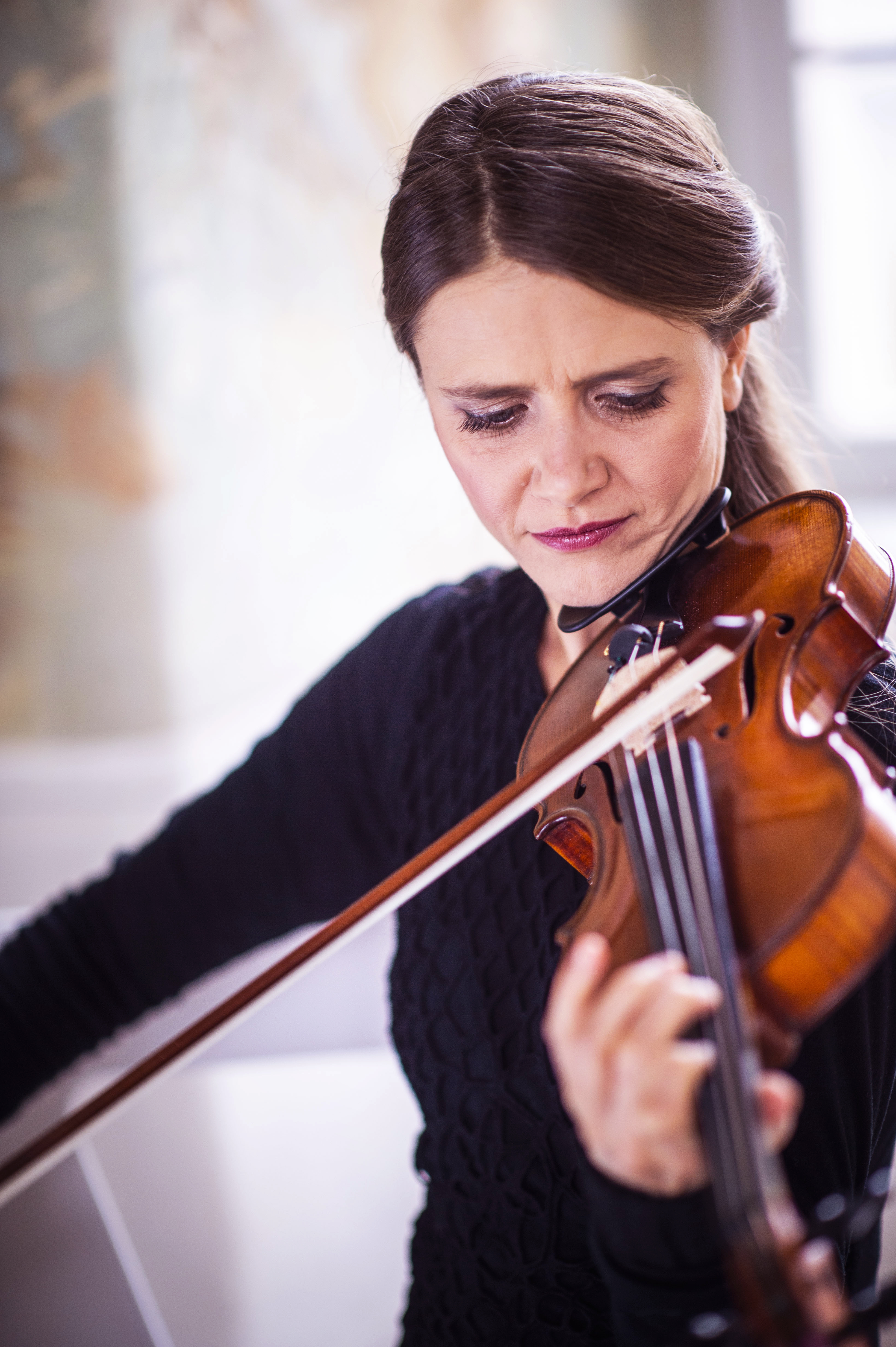 Portrait Julia Kainz mit Violine