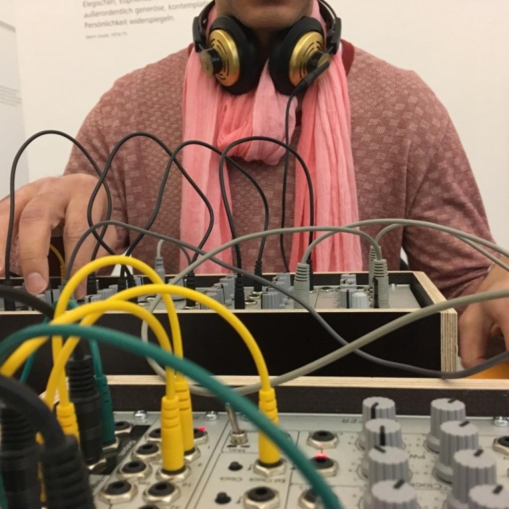 Der Musikvermittler Gammon am Buchla Synthesizer