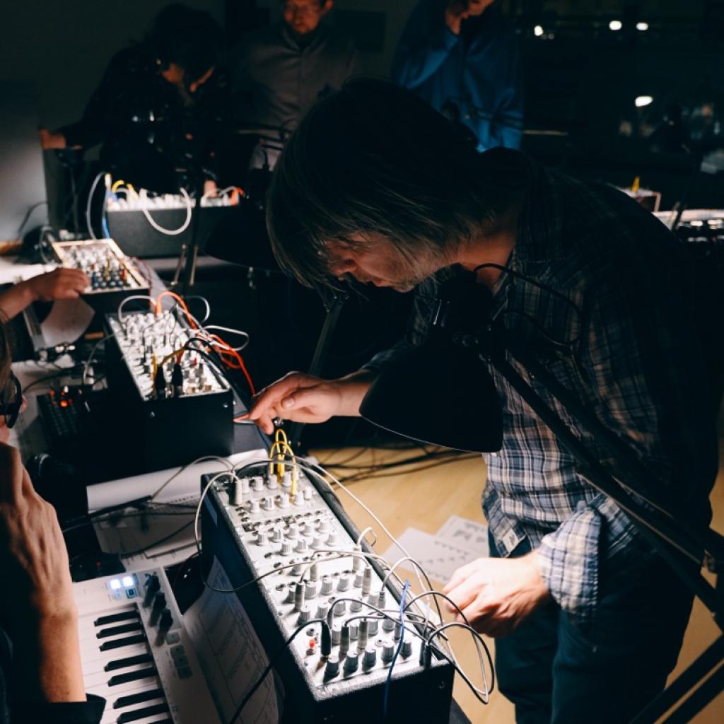 Personen arbeitend an Synthesizern