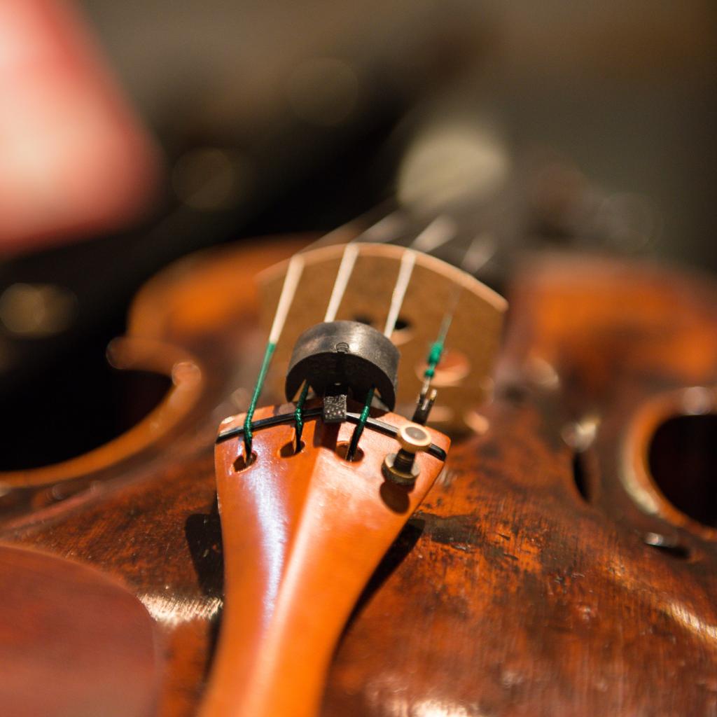 Ausschnitt einer Violine zum Konzert von Ernst Kovacic der Köchel Gesellschaft Krems mit Bach Partita