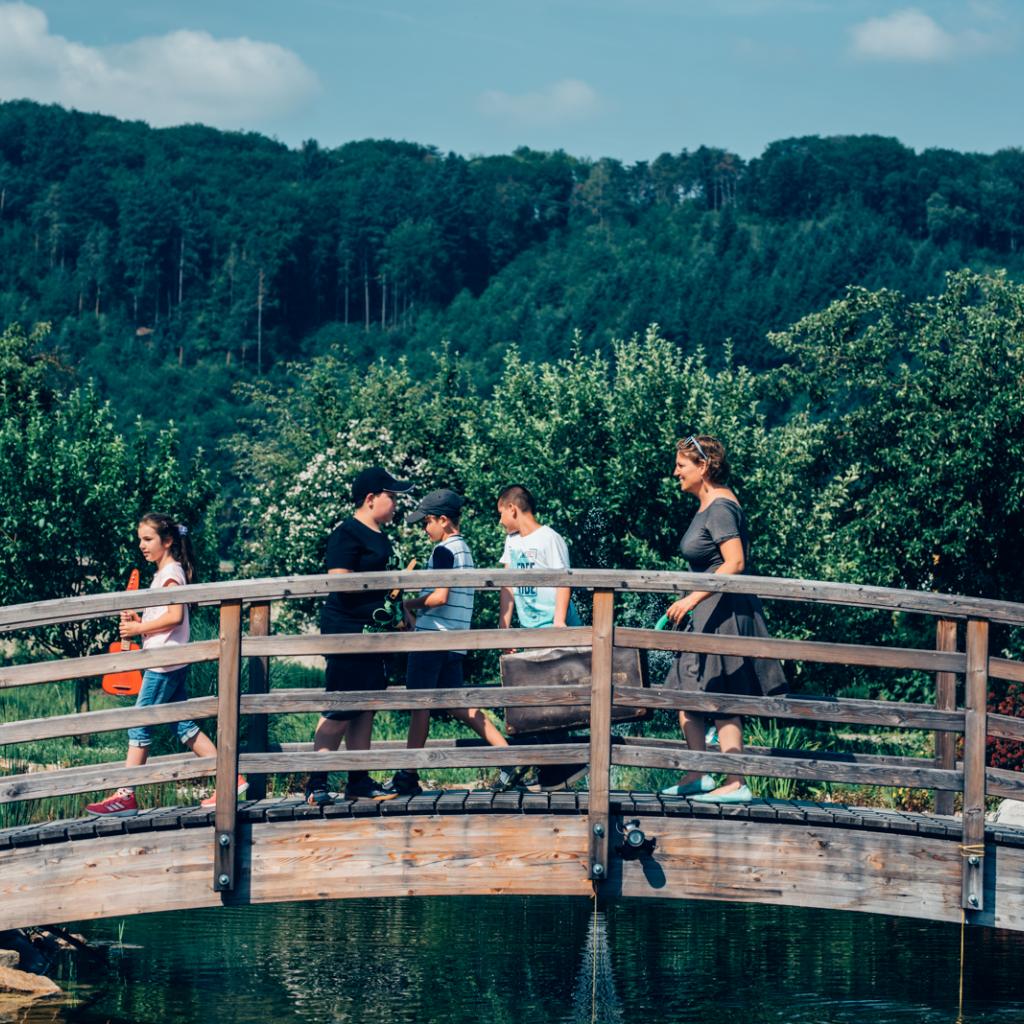 Musikvermittlung Veronika Großberger Schülerinnen und Schüler gehen mit Koffer über eine Brücke, Ernst Krenek