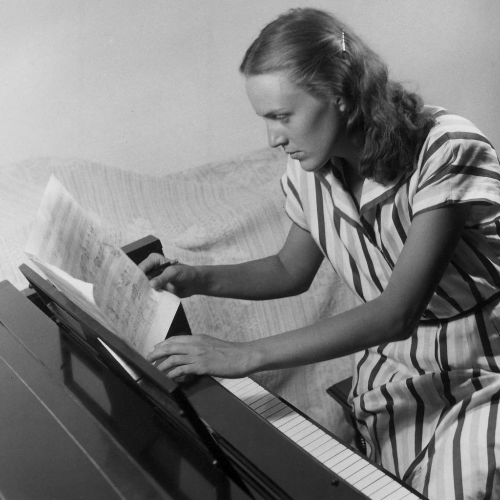 Gladys Nordenstrom Krenek arbeitend am Klavier