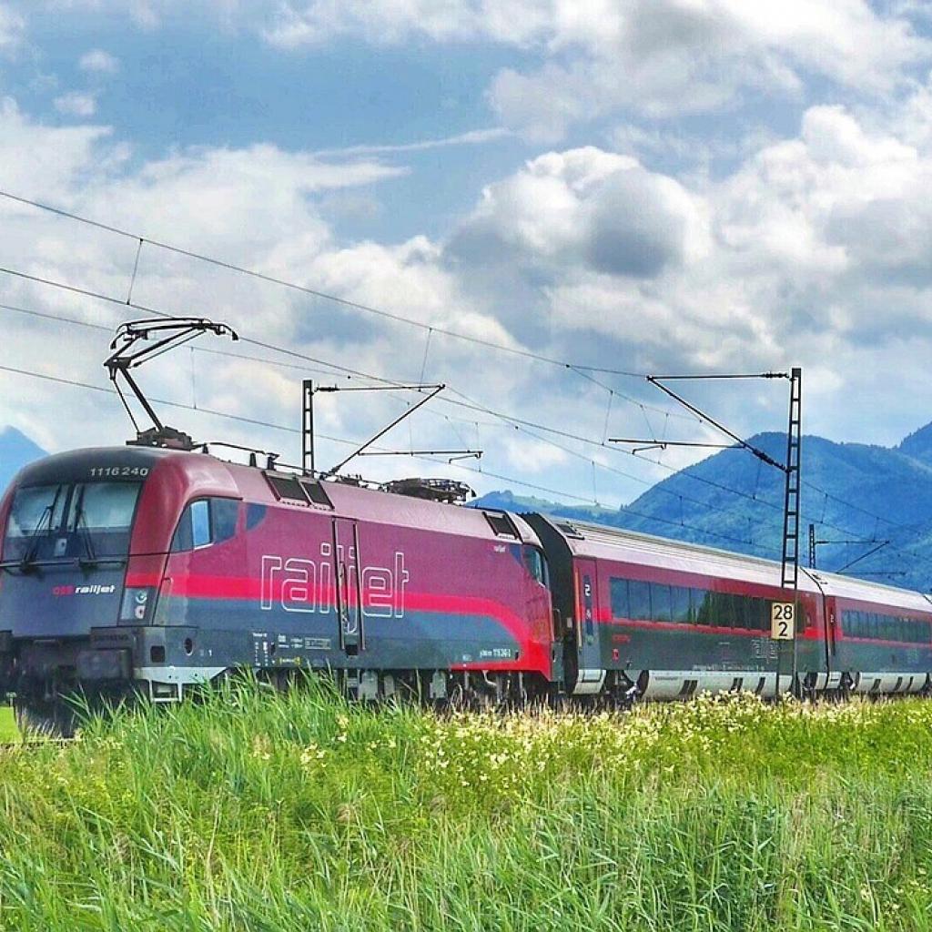 Zug Railjet ÖBB Reisebuch aus den Österreichischen Alpen Ernst Krenek