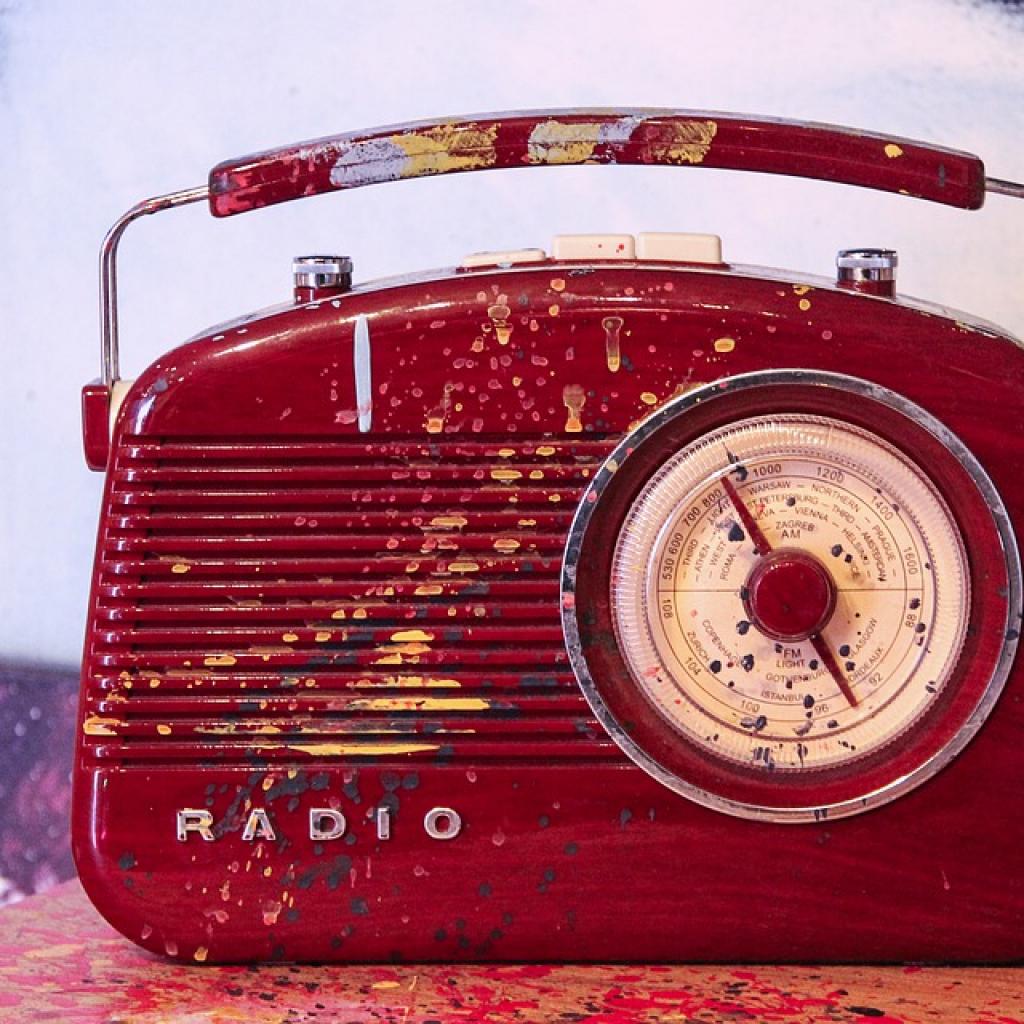 Vintage Radio in Rot