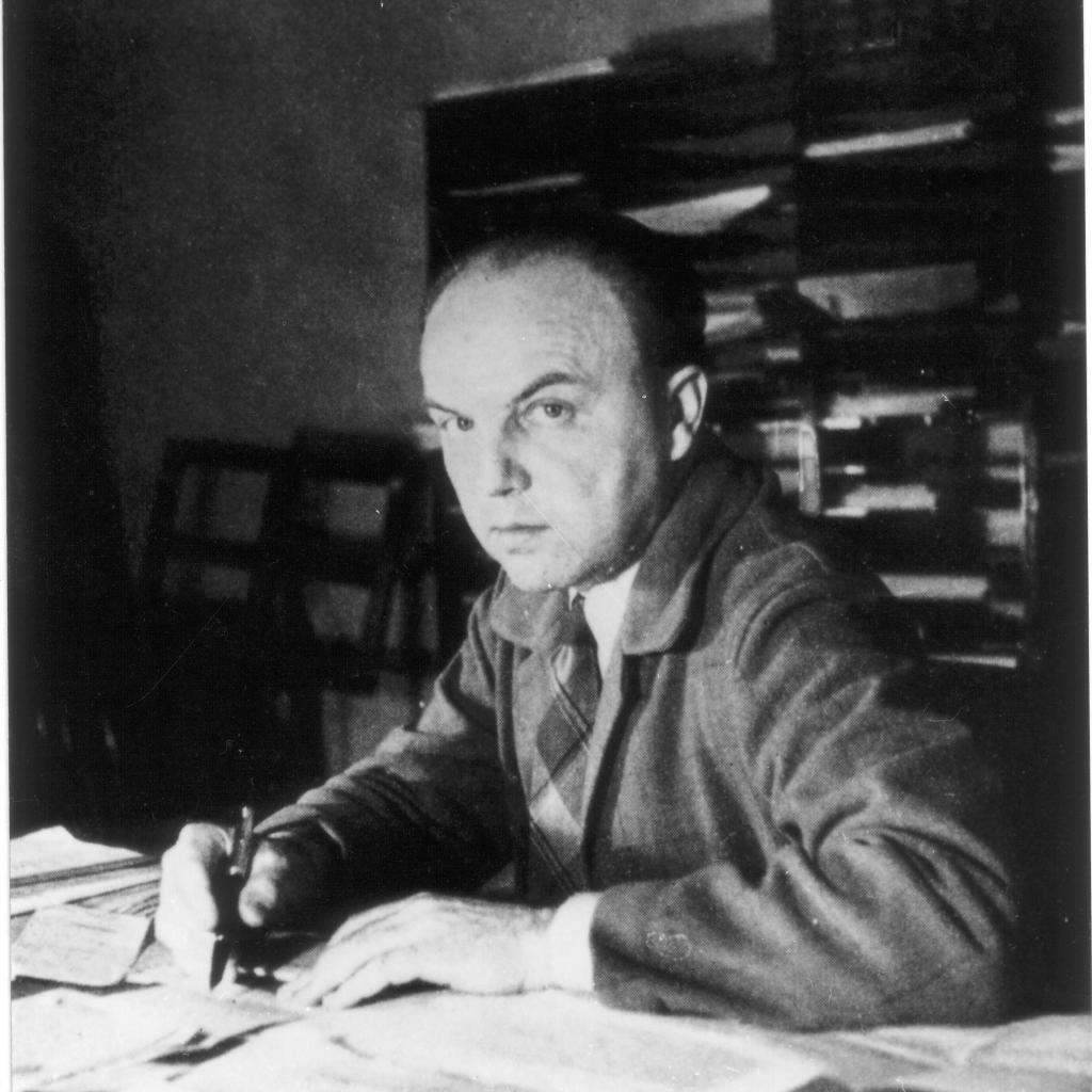 Ernst Krenek sitzend an einem Schreibtisch
