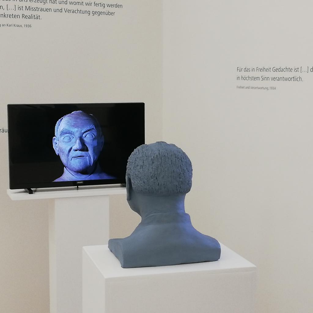 Ernst Krenek Mirror Installation Ernst Spiessberger Büste blickt in Monitor mit Animationsfilm