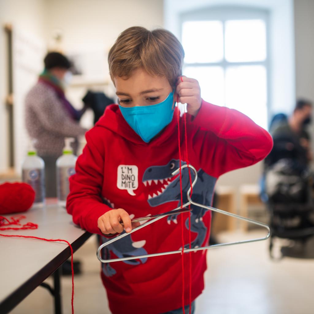 Kind experimentiert mit Klängen beim Kinder.Kunst.Fest im Salon Krenek