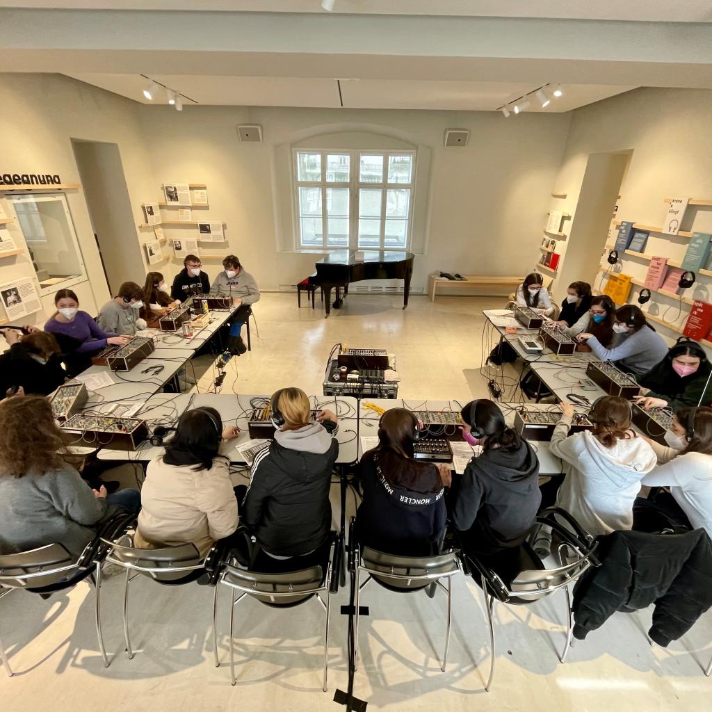 Workshop "Modular Synthesizer Ensemble", Gammon mit Schüler:innen des BORG Krems im Salon Krenek, November 2022