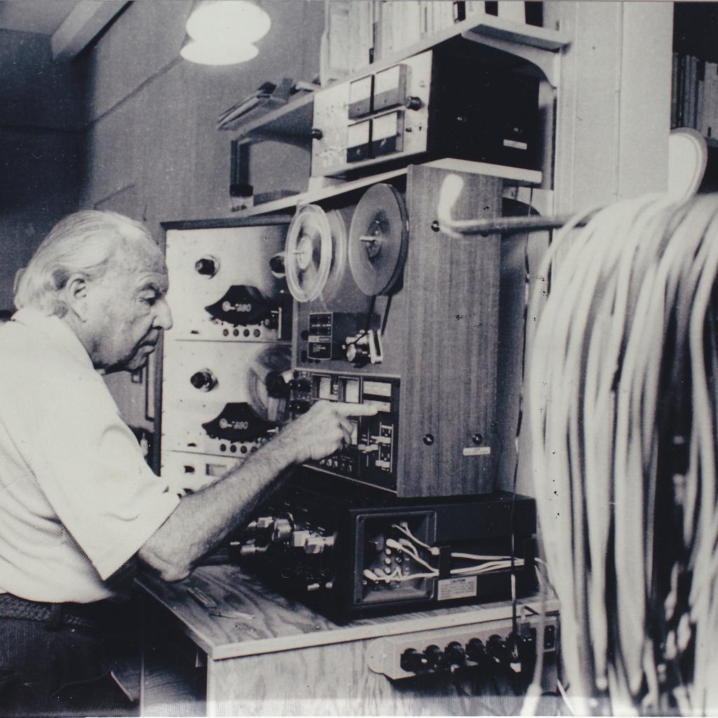 Ernst Krenek in seinem Studio in Palm Spring, 1970er-Jahre