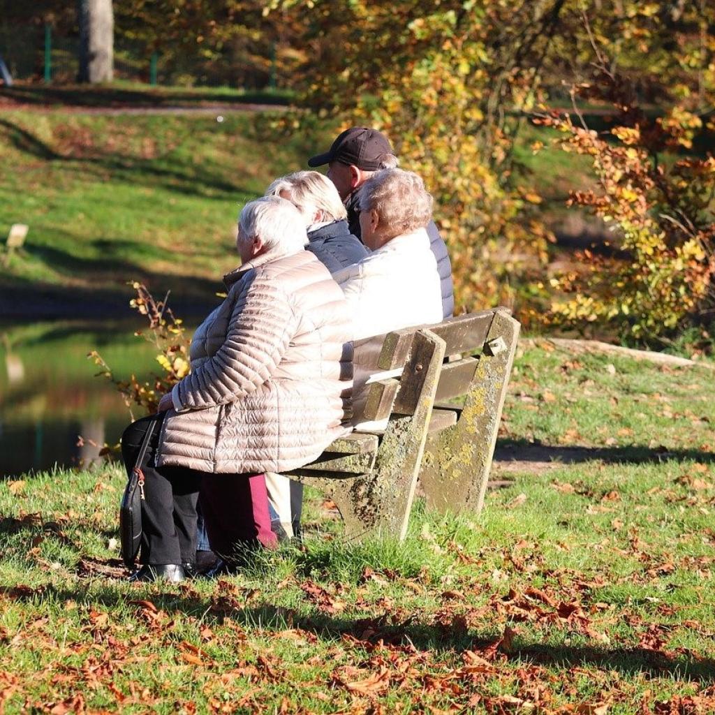 Senior:innen auf einer Parkbank