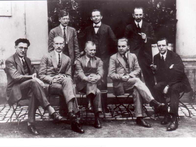 Donaueschingen 1922: Felix Petyrek, Hermann Grabner, Max Butting (stehend v.l.n.r.); R. Zöllner, Hans v.d. Wense, Paul Hindemith, Ernst Krenek, Bernard von Dieren