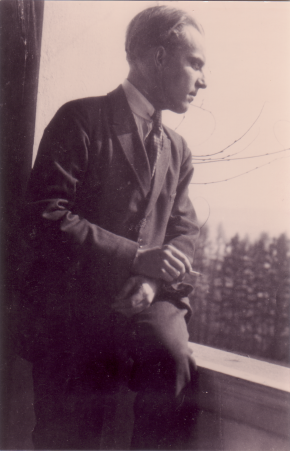 Ernst Krenek im Anzug am Fenster mit Zigarette, Rechtsprofil, 1923
