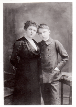 Ernst Krenek mit seiner Mutter Emanuela Krenek, Wien ca. 1913-1915