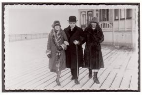 Ernst Krenek mit Alma Moodie und unbekannter Frau in Mänteln, Arm in Arm