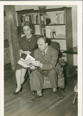 Ernst Krenek und Berta Hermann auf Stuhl vor Bücher Wand am Vassar College, 1940er Jahre