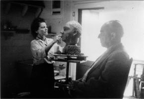 Ernst Krenek sitzt Anna Mahler Modell, Seitenprofil, Büste, Los Angeles Anfnag 1950er
