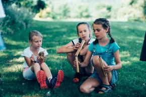 Musikvermittlung Veronika Großberger Schülerinnen und Schüler spielen Musikinstrumente auf Wiese, Ernst Krenek