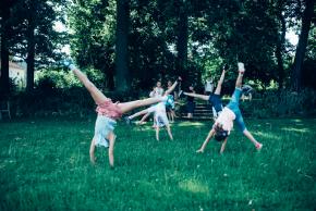 Musikvermittlung Veronika Großberger Schülerinnen und Schüler machen ein Rad auf Wiese, Ernst Krenek