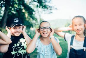 Musikvermittlung Veronika Großberger Schülerinnen und Schüler hören Musik auf Wiese, Ernst Krenek