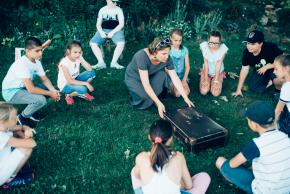 Musikvermittlung Veronika Großberger Schülerinnen und Schüler mit Koffer auf Wiese, Ernst Krenek