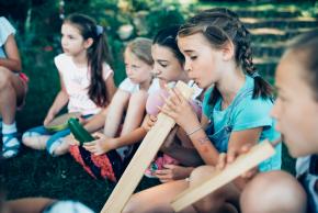 Musikvermittlung Veronika Großberger Schülerinnen und Schüler spielen mit Musikinstrumenten auf Wiese, Ernst Krenek