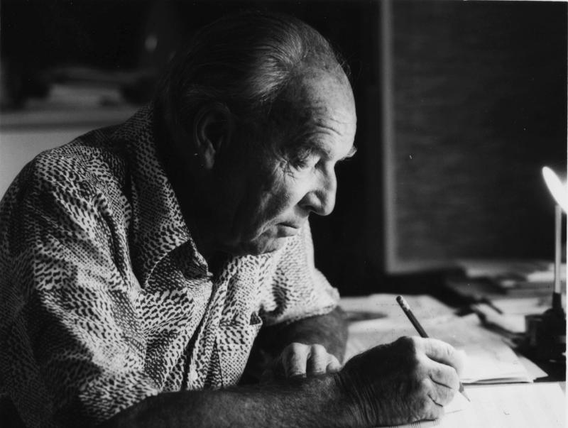 Ernst Krenek am Schreibtisch in seinem Studio in Palm Springs, 1976