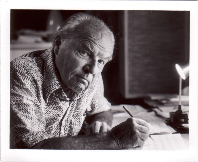 Ernst Krenek am Schreibtisch in seinem Studio in Palm Springs, 1976