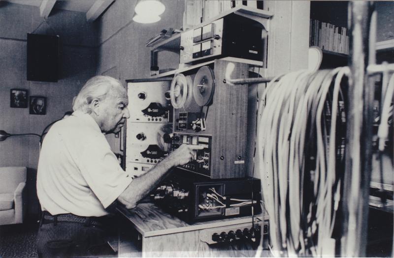 Ernst Krenek in seinem Studio in Palm Springs, 1970-Jahre