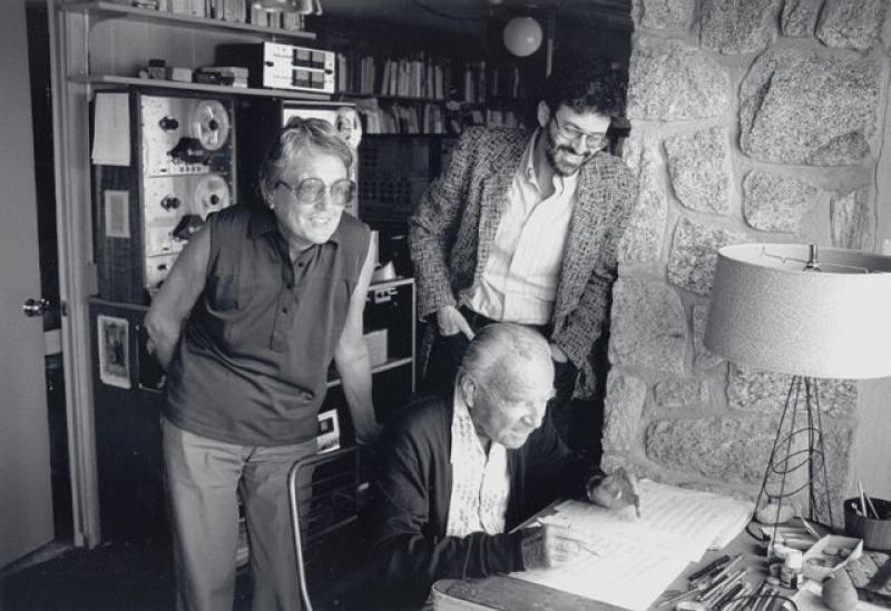 Ernst und Gladys Krenek mit unbekannter Person im Studio in Palm Springs, 1980er